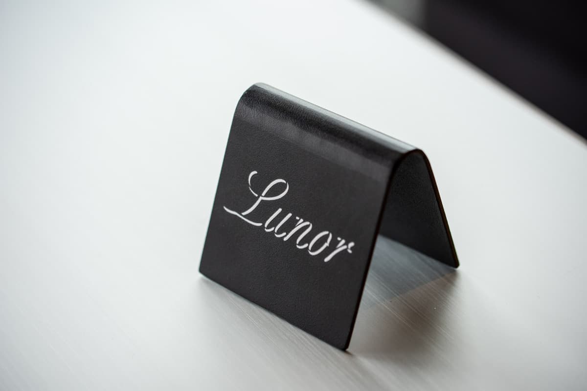 Das Lunor Logo auf einem Deko-Objekt